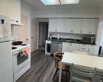 Artistic Apartment Near Downtown - Victoria - Kitchen