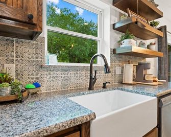 Lakefront! Kayaks, Hot Tub, Foosball, Fire Pit - Granbury - Kitchen