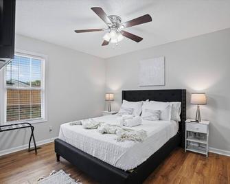 Pianokey- 300mbps Wifi- Workspace - Clarksville - Bedroom