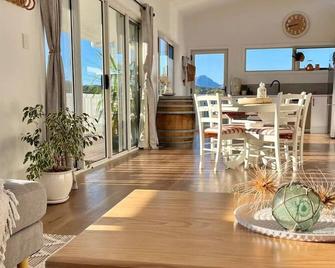Viola - Seaside Retreat - Coles Bay - Dining room