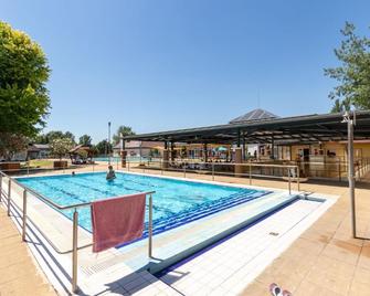 Hotel Imperial Gyogyszallo es Gyogyfurdo - Kiskőrös - Piscina