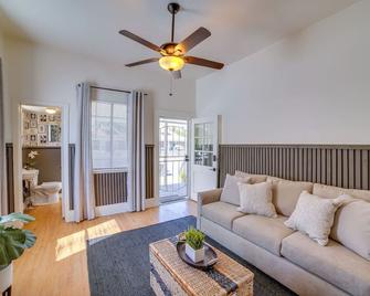 Ideally Located Riverside Duplex Unit! - Riverside - Living room