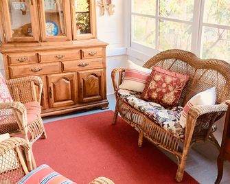 Cozy 1 BR Cottage 2 Block Stroll to Sonoma Plaza. - Sonoma - Living room