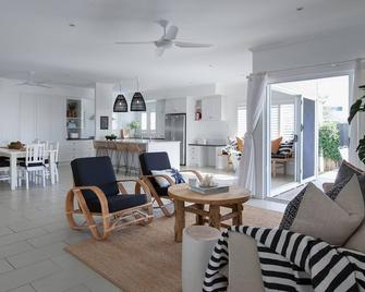 Boardrider Beach House - Mount Coolum - Living room