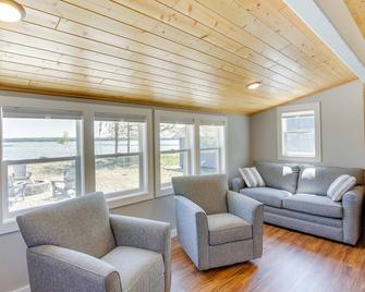 Baileys Harbor Waterfront Vacation Rental with Grill - Baileys Harbor - Obývací pokoj