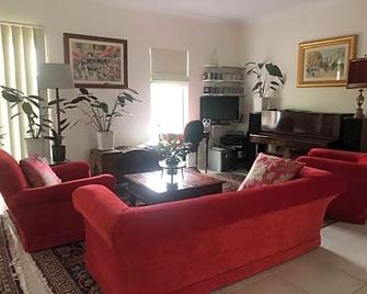 Not quite the Ritz - Marleston - Sala de estar