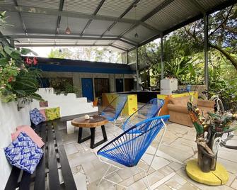 Cabina 5 - Private Room & Bathroom in center of town, walk to beach - Uvita - Patio