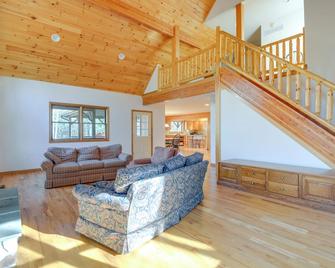 Benton Home on 50 Acres with Private Deck and Views! - Benton - Living room