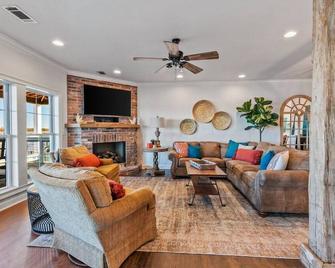 Crabbin Cabin On The Water - Hackberry - Living room