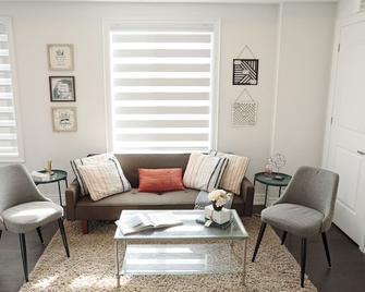 Charming Coach House with Stunning Pond Views in Markham - Markham - Living room