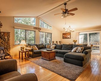 Bennetts’ Bear Den | Game Room • Cozy Forest Cabin - Dorrington - Sala de estar