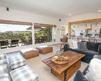 Bright Cove Bungalow- Charming & Luxe Waterfront home located on Lake Travis - Lakeway - Living room
