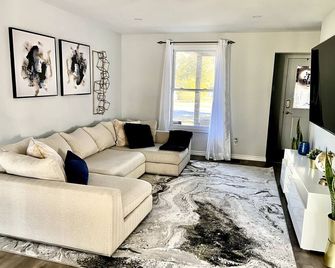 Suburban Oasis with Private Pool, Jacuzzi & Gym! - Brantford - Salon