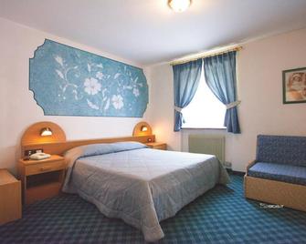 Hotel Ristorante Milano - Vermiglio - Bedroom