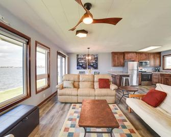 Bring Your Boat: Lakefront Retreat in Watertown - Watertown - Wohnzimmer