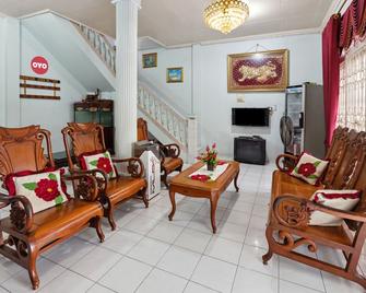 OYO Life 92803 Penginapan Purnama - Kayuagung - Sala de estar
