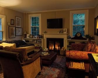 Luxury Cottage on the Potowomut River in Rhode Island 2bd/2b - East Greenwich - Living room