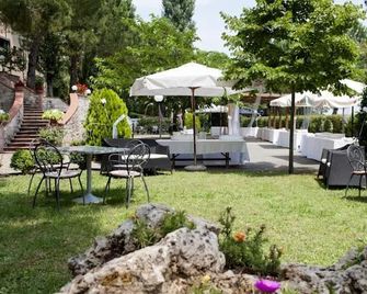 Hotel Ristorante Il Pino - Chiusi - Innenhof
