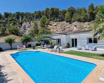 Contemporary step-free villa, very quiet spot between Aix and Lourmarin - Meyrargues - Piscina