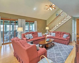 Auburn Vacation Rental Home Near Owasco Lake! - Niles - Living room