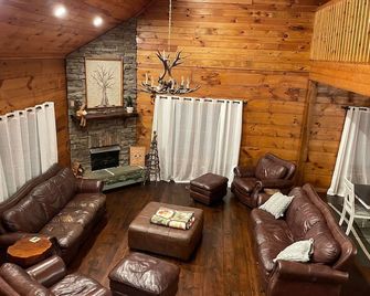 Spacious Country Home near Lynchburg - Goode - Living room
