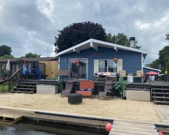 Gun Lake room situated on a channel-one mile from Baypointe. - Shelbyville