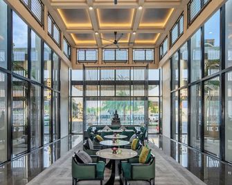 Merton Holiday Inn - פנום פאן - לובי