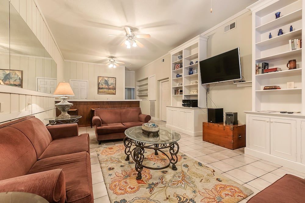 Prime Location, 3 Blocks to Bourbon St. A great space for groups to enjoy NOLA. - نيو اورليانز - غرفة معيشة