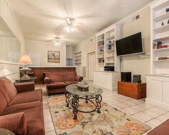 Prime Location, 3 Blocks to Bourbon St. A great space for groups to enjoy NOLA. - New Orleans - Living room