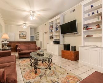 Prime Location, 3 Blocks to Bourbon St. A great space for groups to enjoy NOLA. - نيو اورليانز - غرفة معيشة