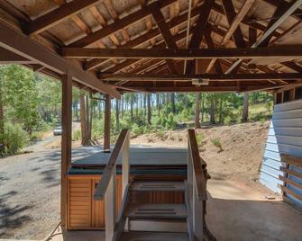6 Mi to Yosemite National Park: Retreat w/ Deck! - Groveland - Patio