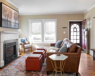 Brooke House In The Heart of Downtown with Patio! - Lambertville - Living room