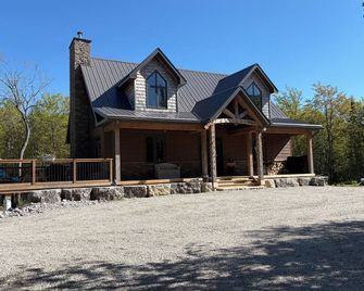 Pampered Bear's Den-Delightful Forest retreat located close to Georgian Bay - Lion's Head - Building