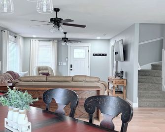 Charming 4-bedroom, all new-century old treasure, located near Mercy hospital - Aurora - Living room