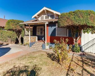 Los Angeles 3 Bedroom Charmer Large Guest House - Los Angeles - Building