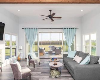 Pool, private, scenic views, convenient, pets ok - Millbrook - Living room