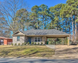 Family Home about 5 Mi to Downtown Little Rock! - Little Rock - Building