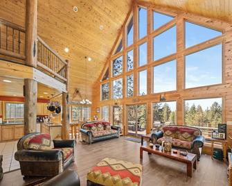 Tranquil Country Lodge Getaway with Hot Tub! - Cheney - Lobby