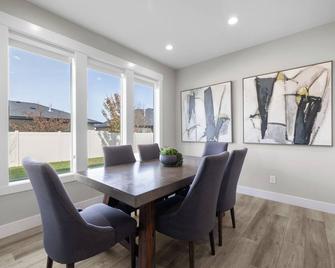 \'A home away from home mixed with a luxury hotel.\' 3 min to canyon, game garage - Twin Falls - Dining room