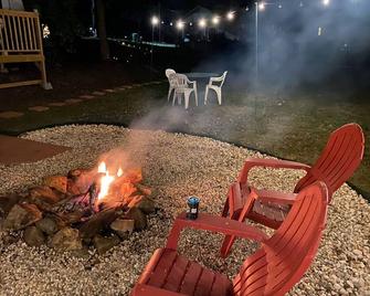 Glamping at it's best! Sleeps 4, Porch w/grill Fire pit Big outdoor living space - High Point - Patio