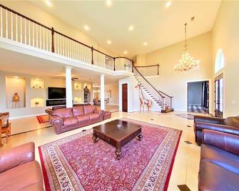 Luxe Home 5 Bedroom Villa - Dickinson - Huiskamer