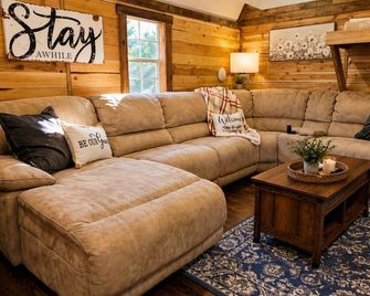 Private Cabin in the woods with Hot Tub in Aggieland 5 minutes -College Station - Navasota - Soggiorno