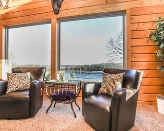 The Gathering Lodge is a relaxing, private log house with a stunning view. - Fergus Falls - Balcony