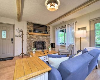 Charming Maggie Valley Getaway w/ Fire Pit! - Maggie Valley - Living room