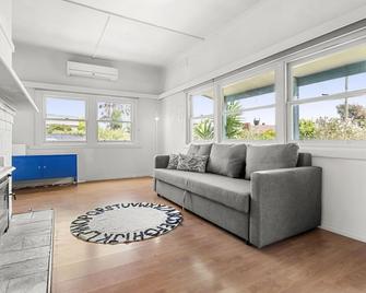 Nanas Beach House by Readyset - Rosebud - Living room