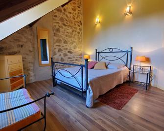 Beautiful Stone Farmhouse With Private Heated Pool. - Meuzac - Habitación