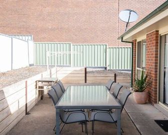 Park Villa - Near Cbd, Spacious, Ideal For Work - Orange - Patio