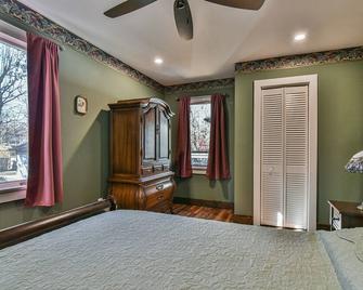 The Speakeasy - Black Mountain - Bedroom