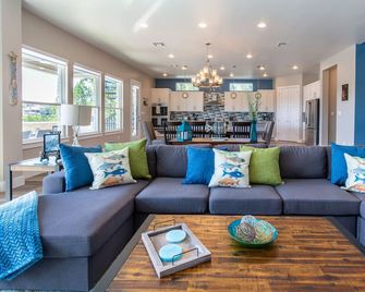 Lakeside Family Fun: Pool, Private Dock, Deep Water Cove! - Leander - Sala de estar