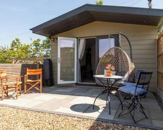 Pear Tree Cabin - Whitstable - Patio